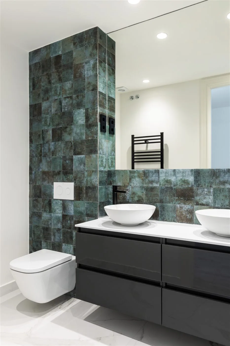 Reforma de baño con azulejo verde oxidado estilo zellige en Madrid