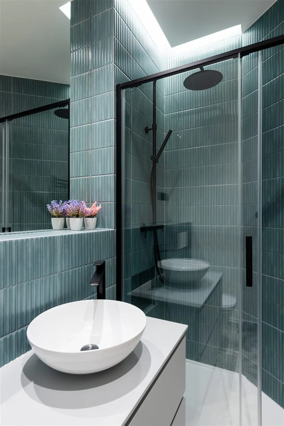 Reforma de baño turquesa con lavabo bowl blanco en Madrid