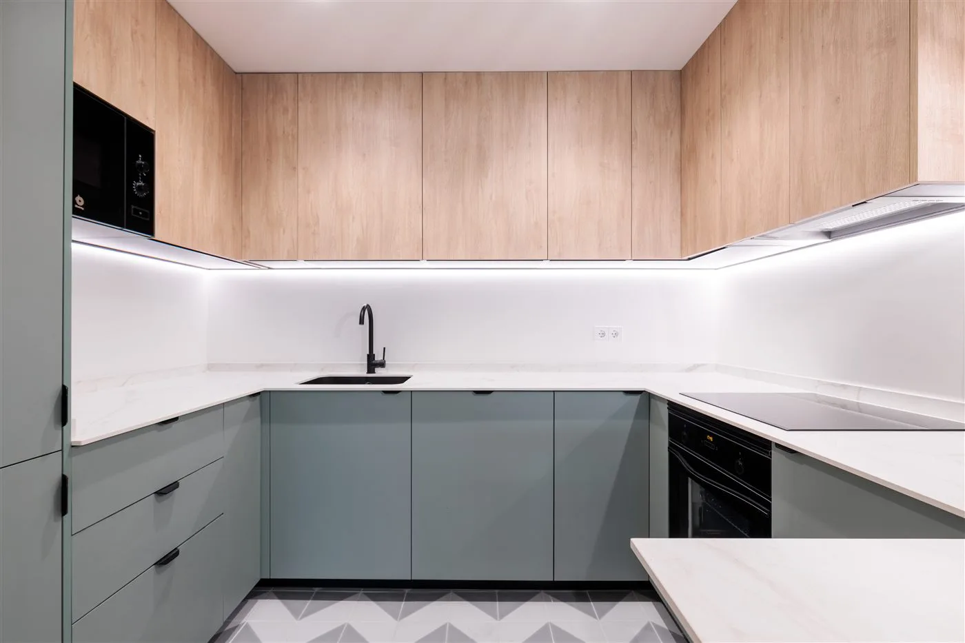 Reforma de cocina con muebles azul gris y encimera de mármol en Madrid