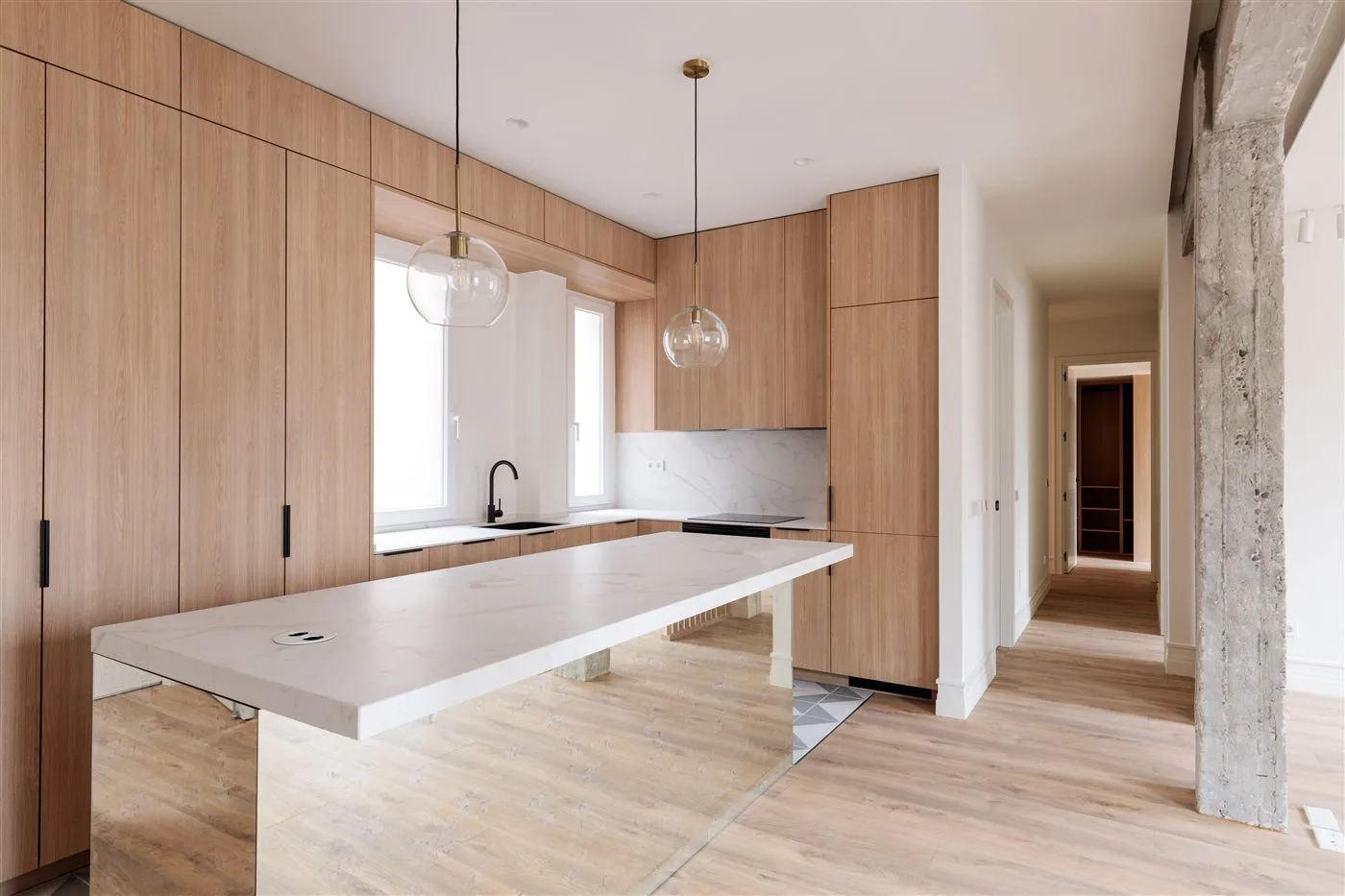Reforma de cocina con madera natural e isla blanca en Madrid