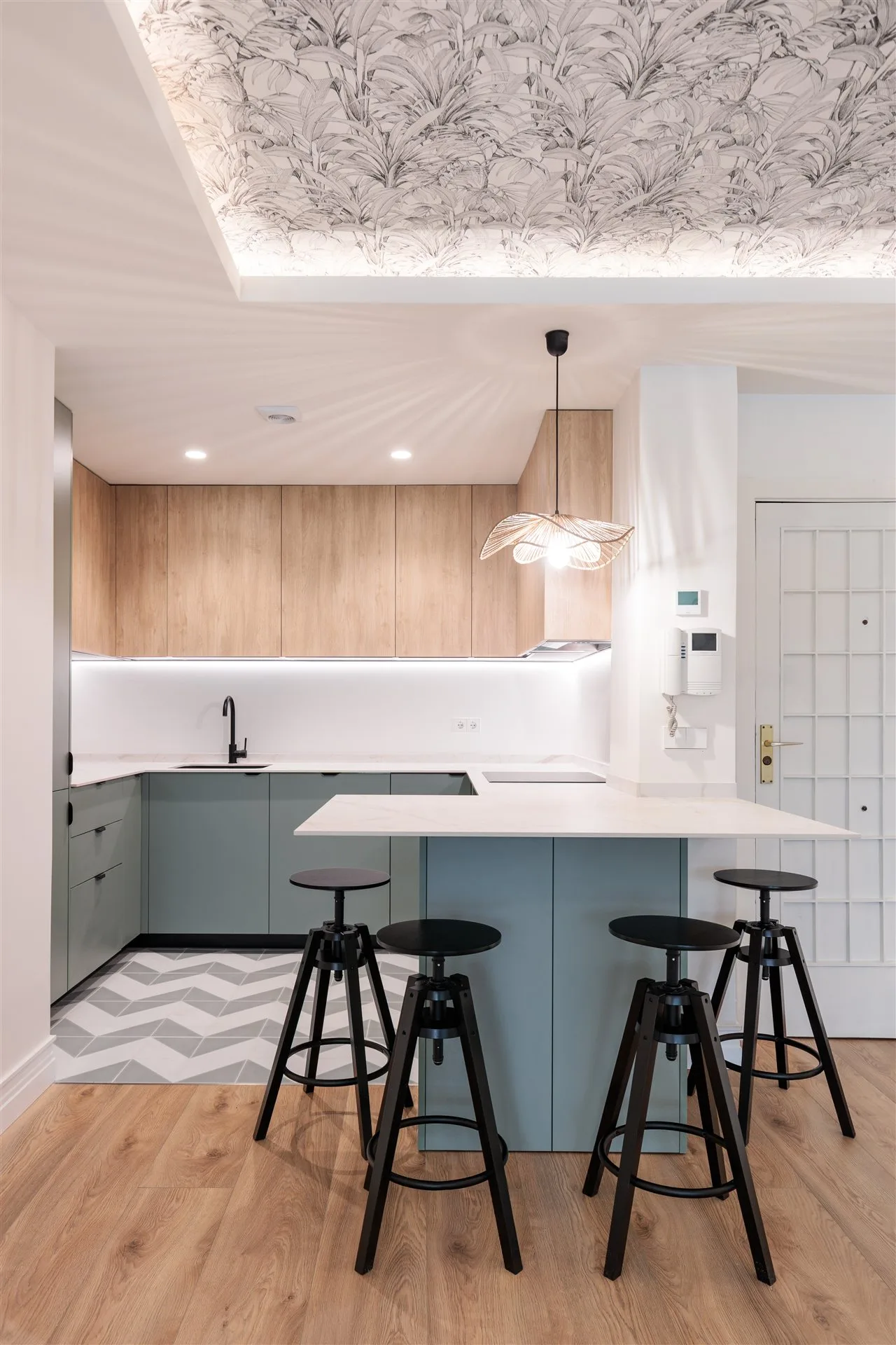 Reforma de cocina premium con isla central en Madrid