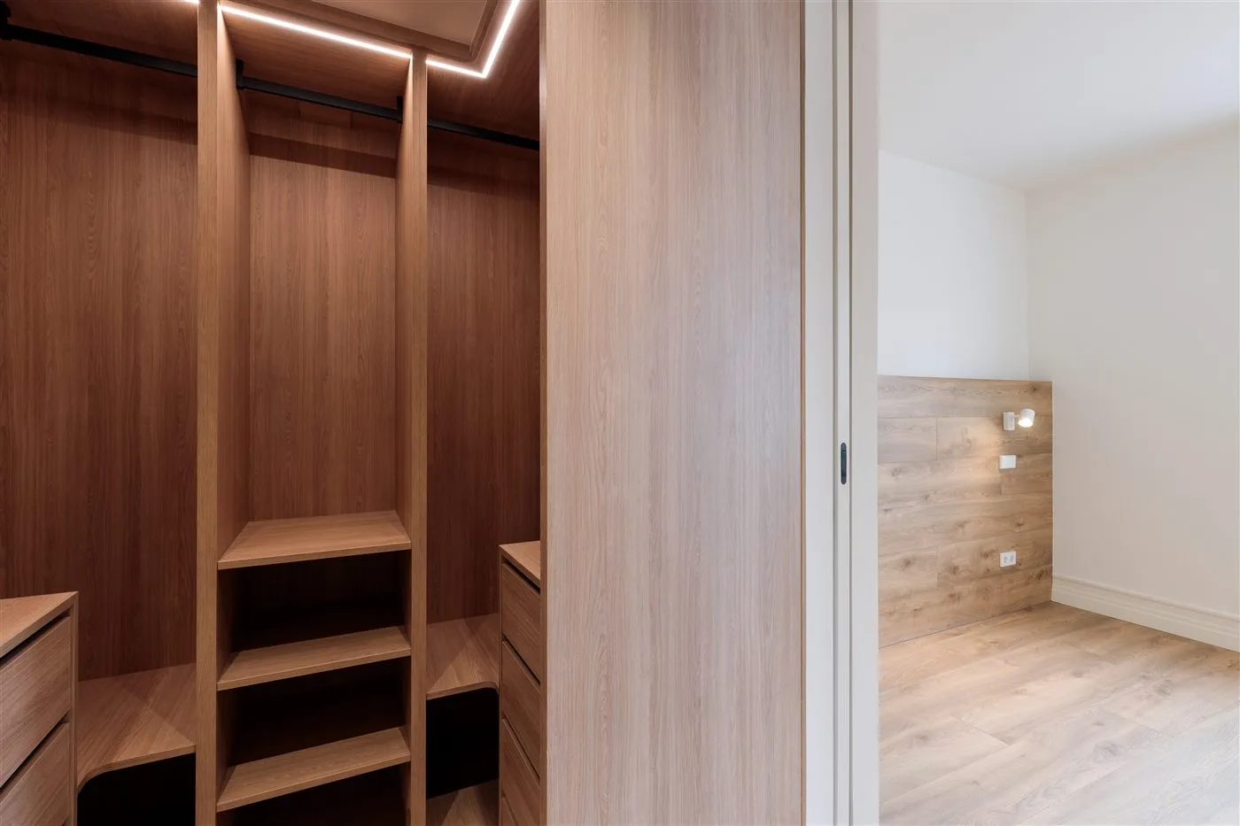 Vestidor a medida en madera con iluminación LED en reforma de Madrid